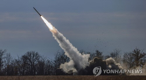 러시아군을 향해 미사일을 발사하는 우크라이나군 하이마스. [EPA=연합뉴스]